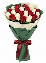 Букет Микс из красных и белых роз в Улькан