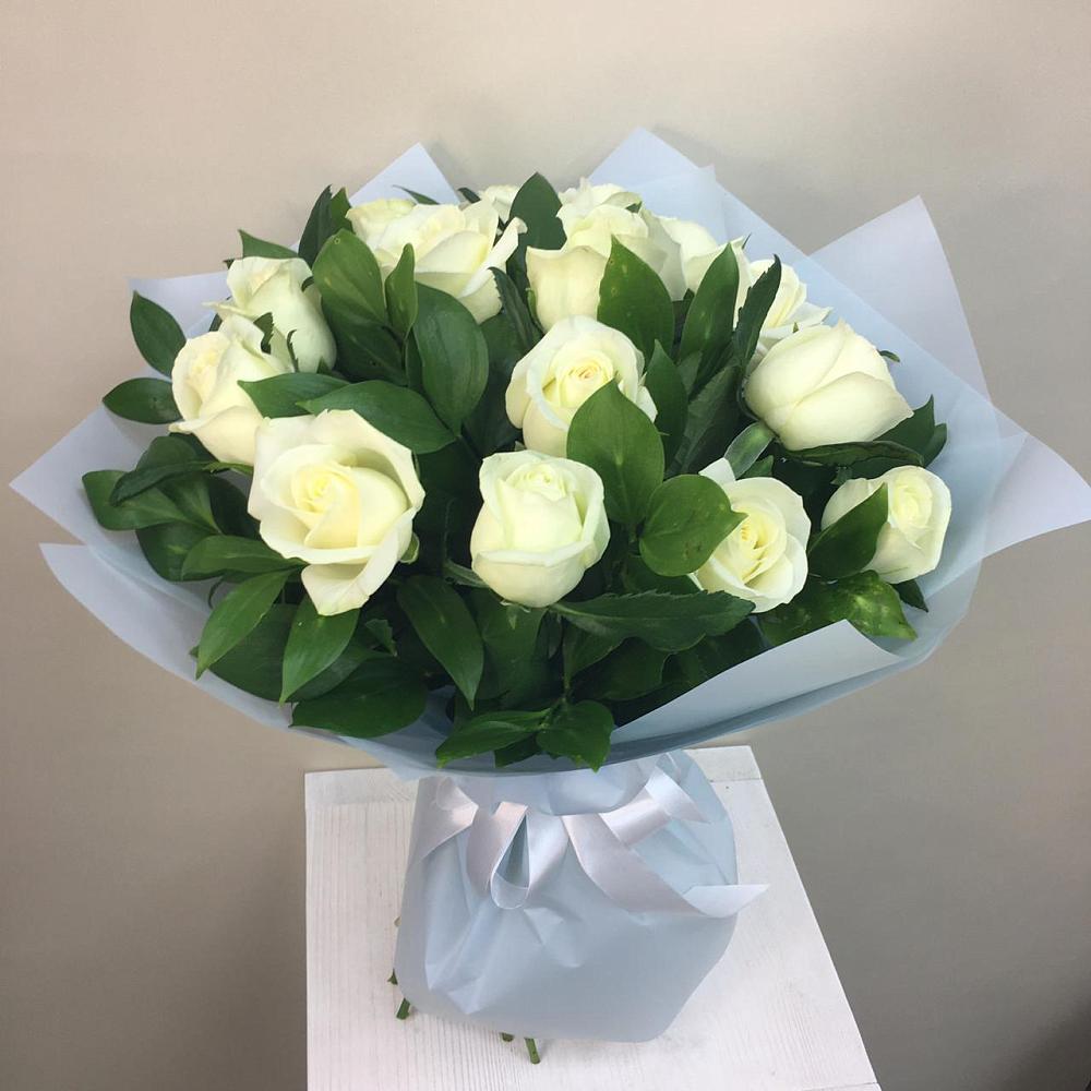 Букет 15 Белых роз Проуд в Улькан
