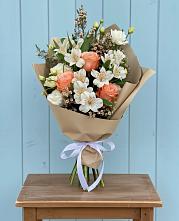 Букет цветов из:  Альстромерии, Лизиантусы, Розы и Хризантемы в Улькан