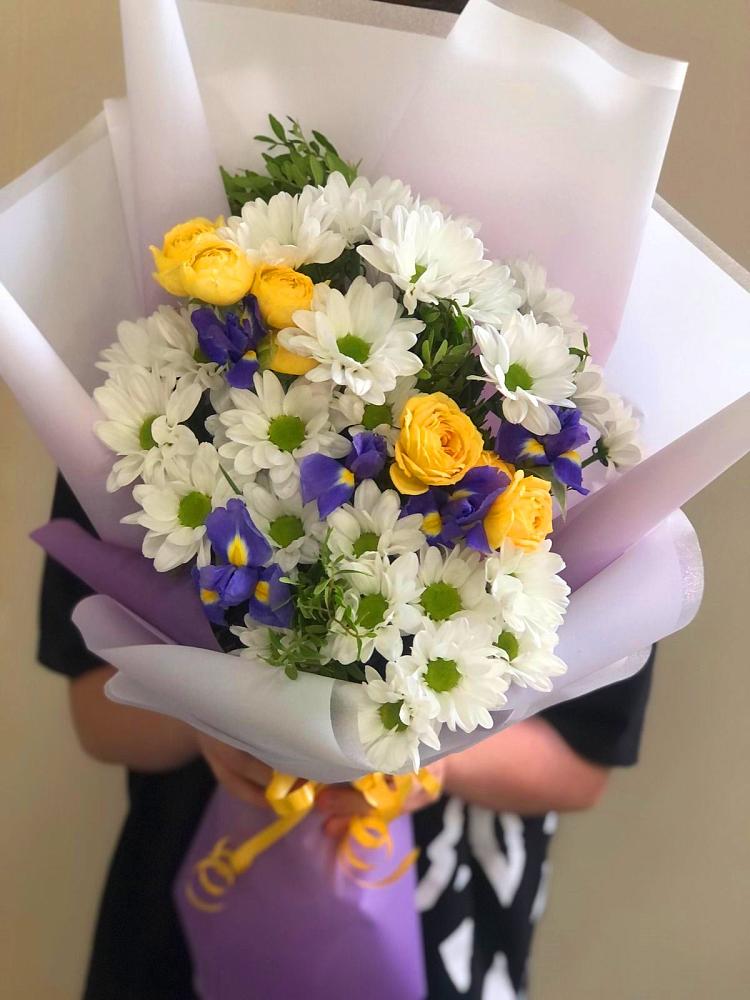 Букет цветов из: Ирисы, Хризантемы и Розы в Улькан