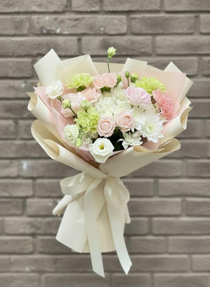 Букет цветов из: Гвоздики, Розы, Лизиантусы и Хризантемы в Улькан