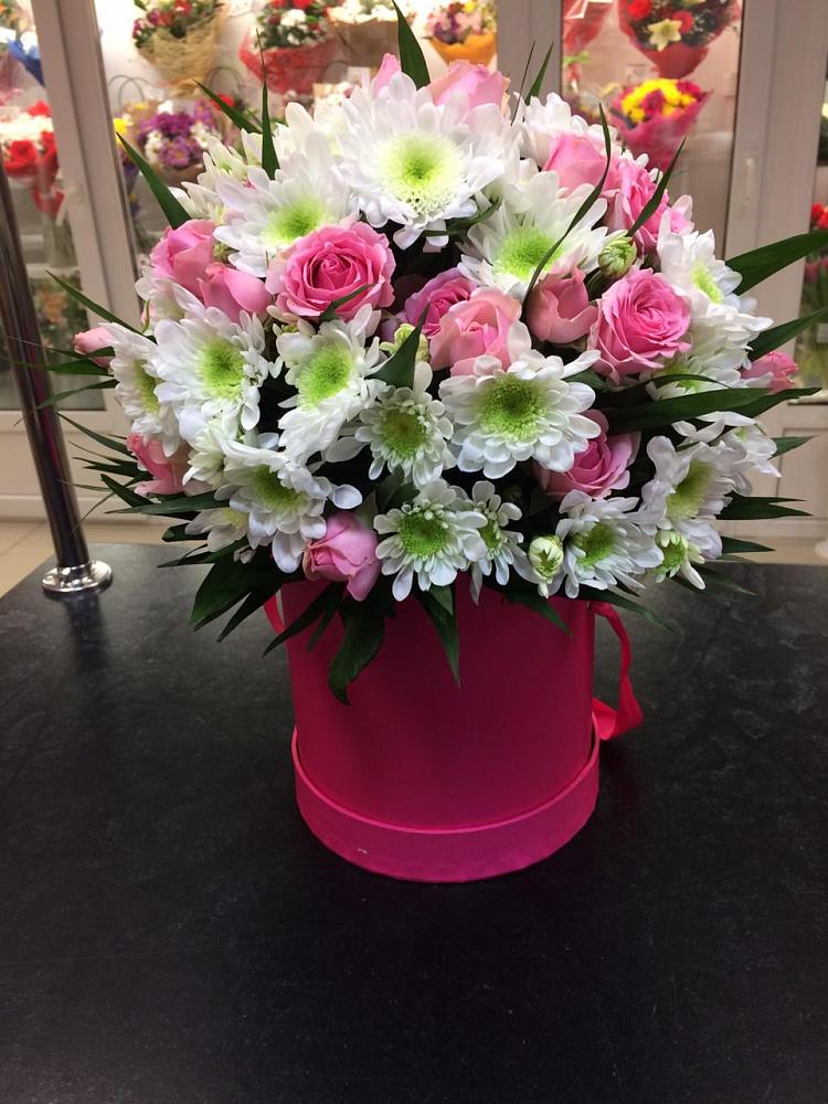 Цветочная композиция из Розы и Хризантемы в шляпной коробке в Улькан