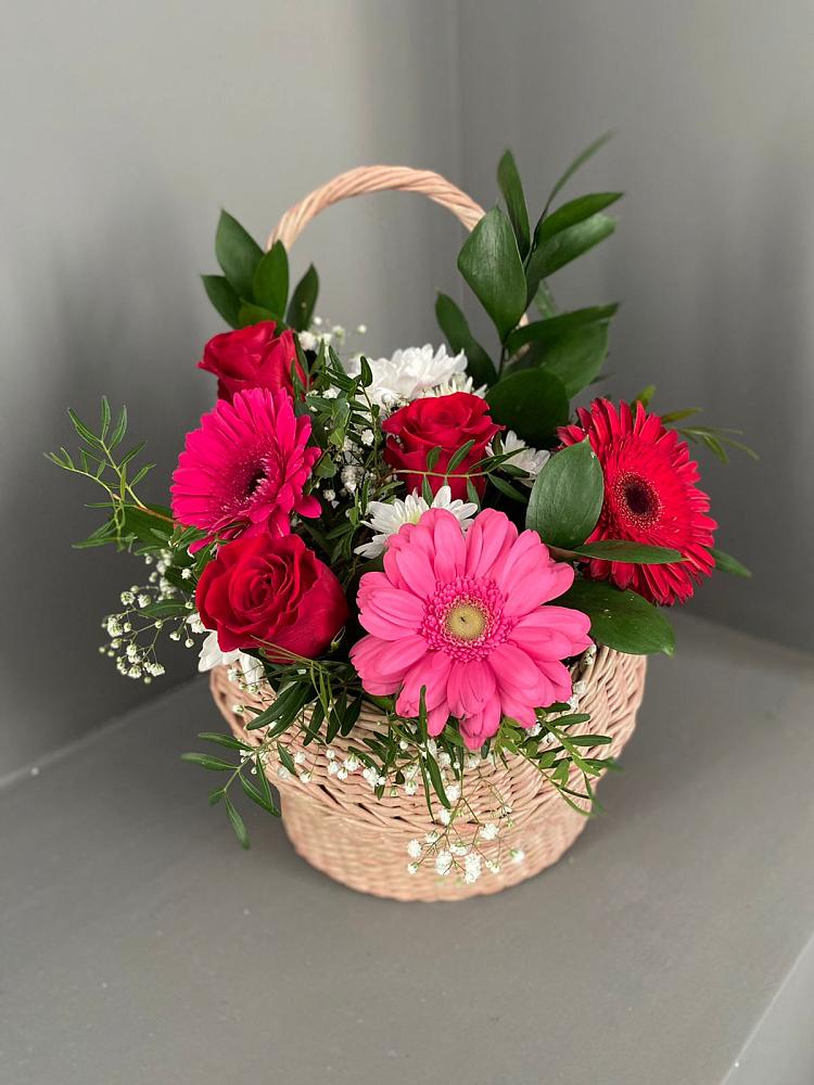 Цветочная композиция из Розы, Хризантемы и Герберы в корзине в Улькан