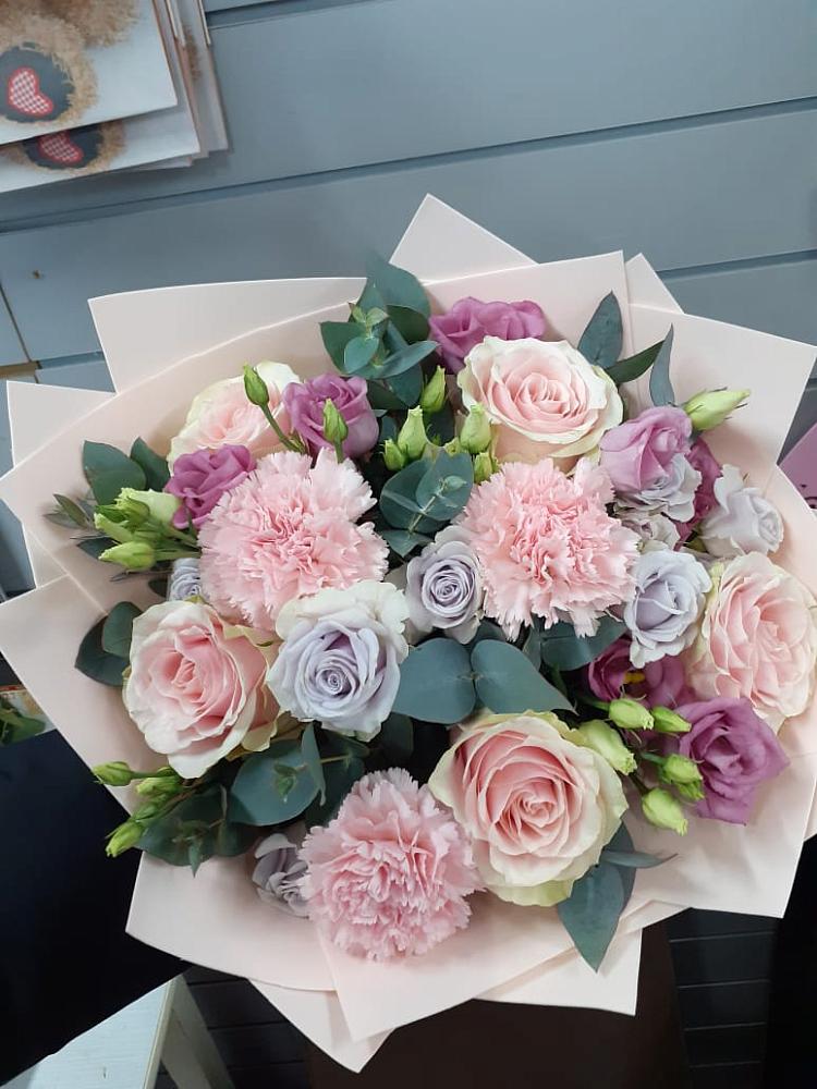 Букет цветов из: Розы, Гвоздики и Лизиантусы в Улькан